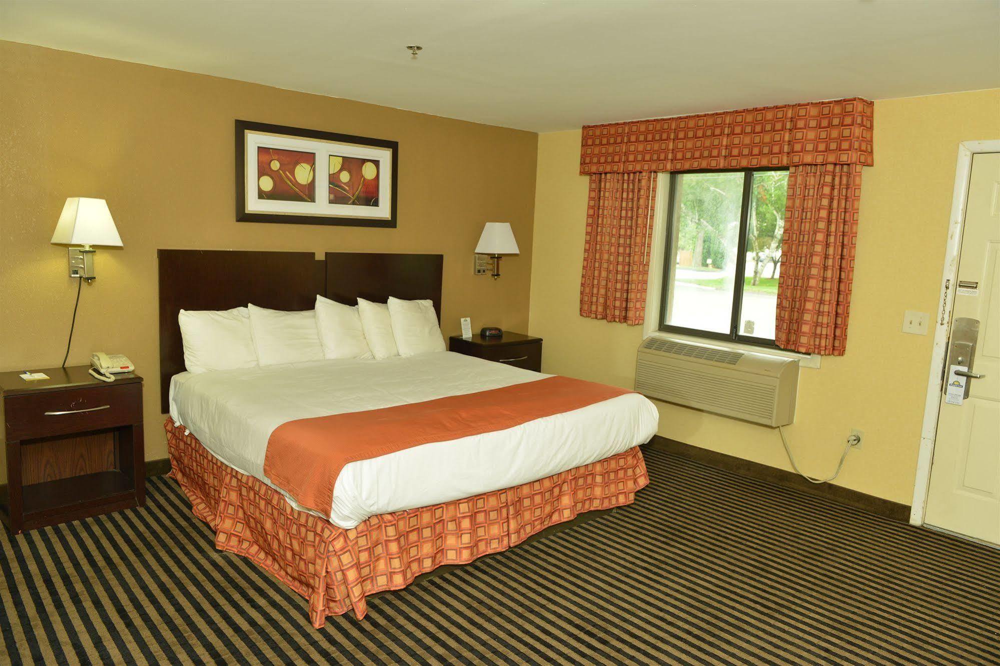 Whitney Inn & Suites Hamden Exterior foto